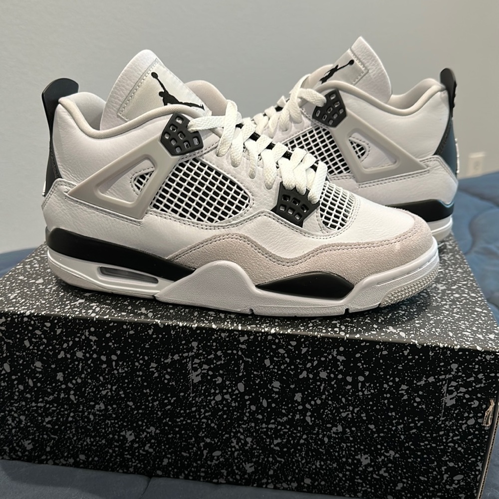 Air Jordan 4 Retro- “military black”